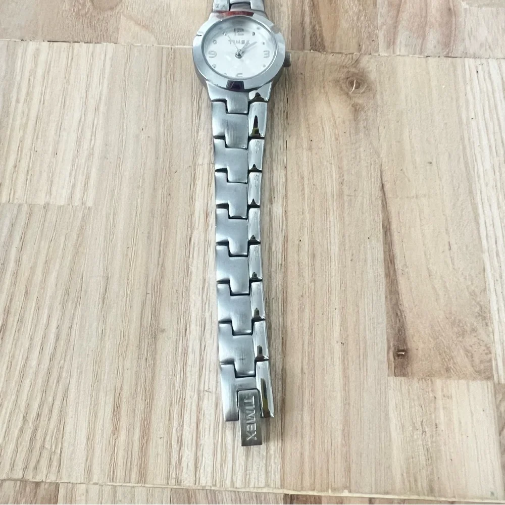 Timex ladies silver tone dress watch NEW BATTERY